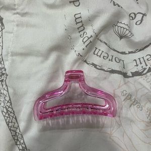 I’m selling a pink claw clip